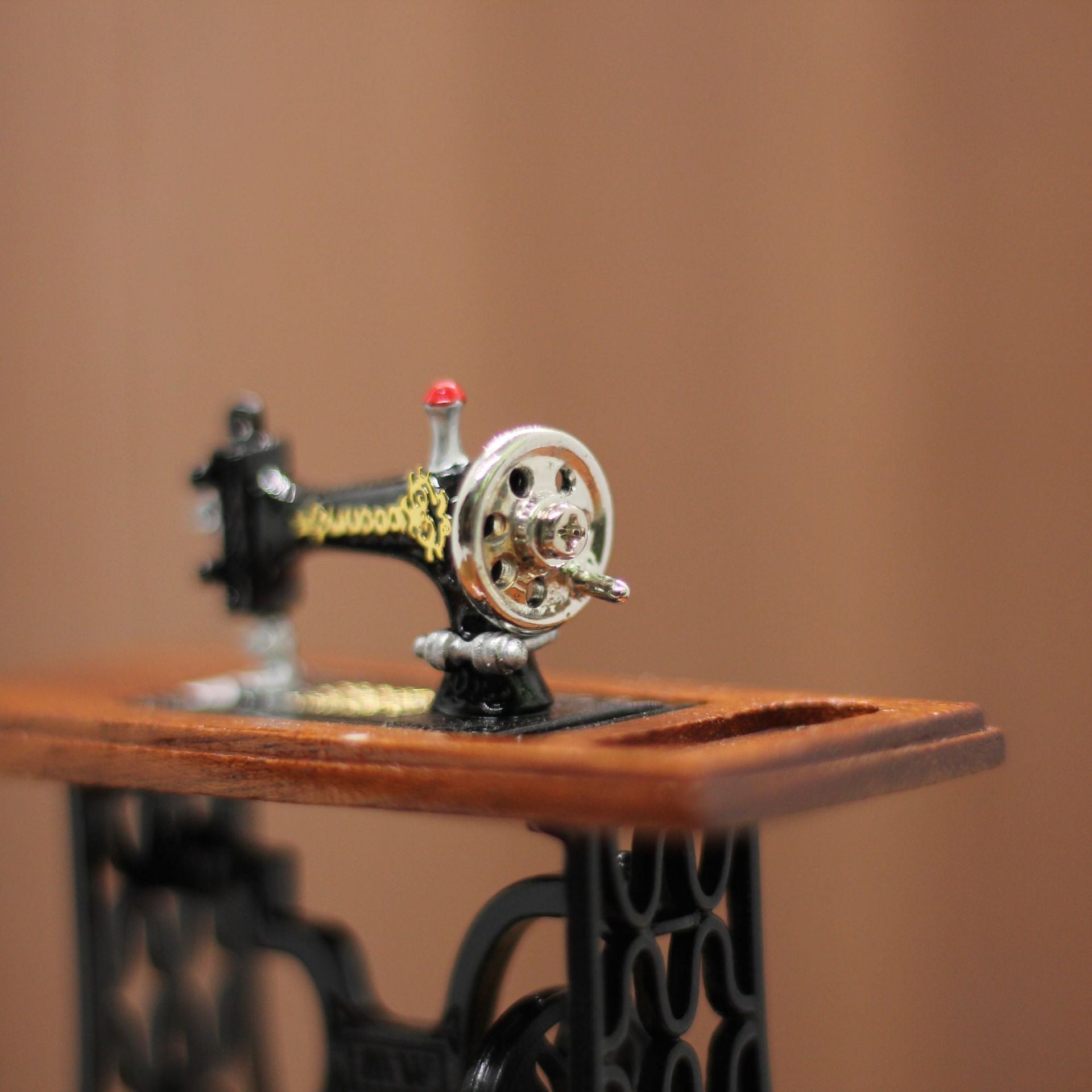 12 Scale Miniature Scene Model Scene Dollhouse Accessories Display Vintage Nostalgic Foot Pedal Sewing Machine Electric Car