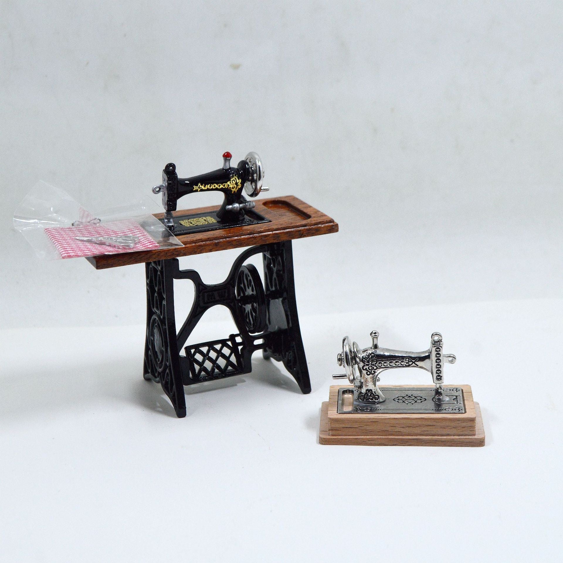12 Scale Miniature Scene Model Scene Dollhouse Accessories Display Vintage Nostalgic Foot Pedal Sewing Machine Electric Car