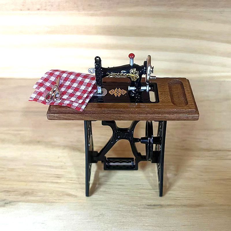12 Scale Miniature Scene Model Scene Dollhouse Accessories Display Vintage Nostalgic Foot Pedal Sewing Machine Electric Car
