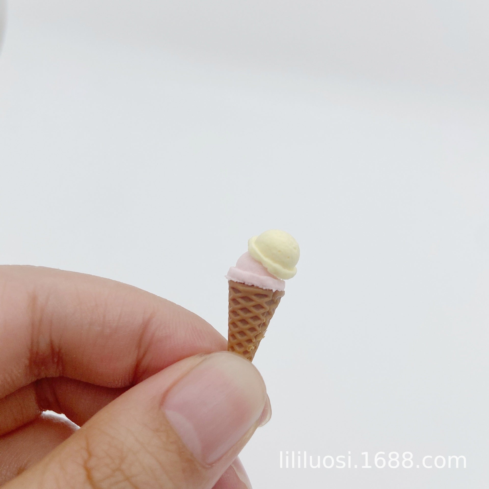 Miniature Mini Ice Cream Cone Toy for Six-Point BJD Eight-Point OB11 Dolls, Dollhouse Dessert Shop Accessories