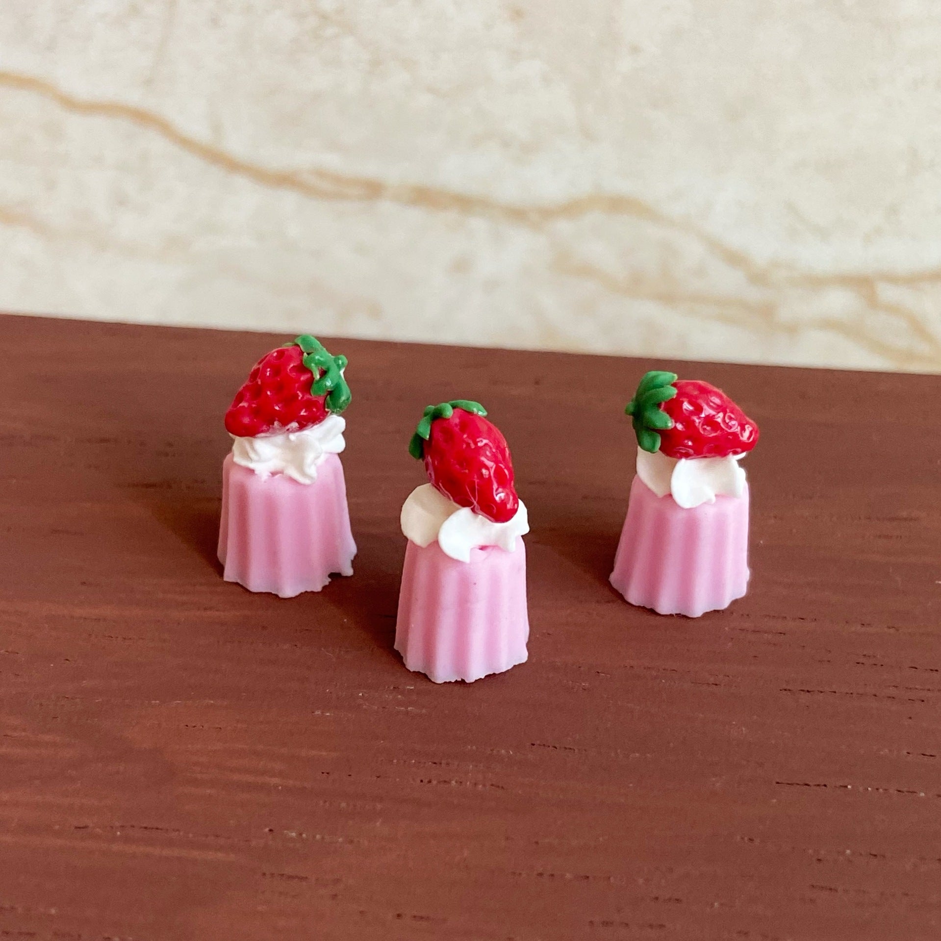 Miniature Strawberry Cake , Dollhouse Dessert Shop Decoration Props