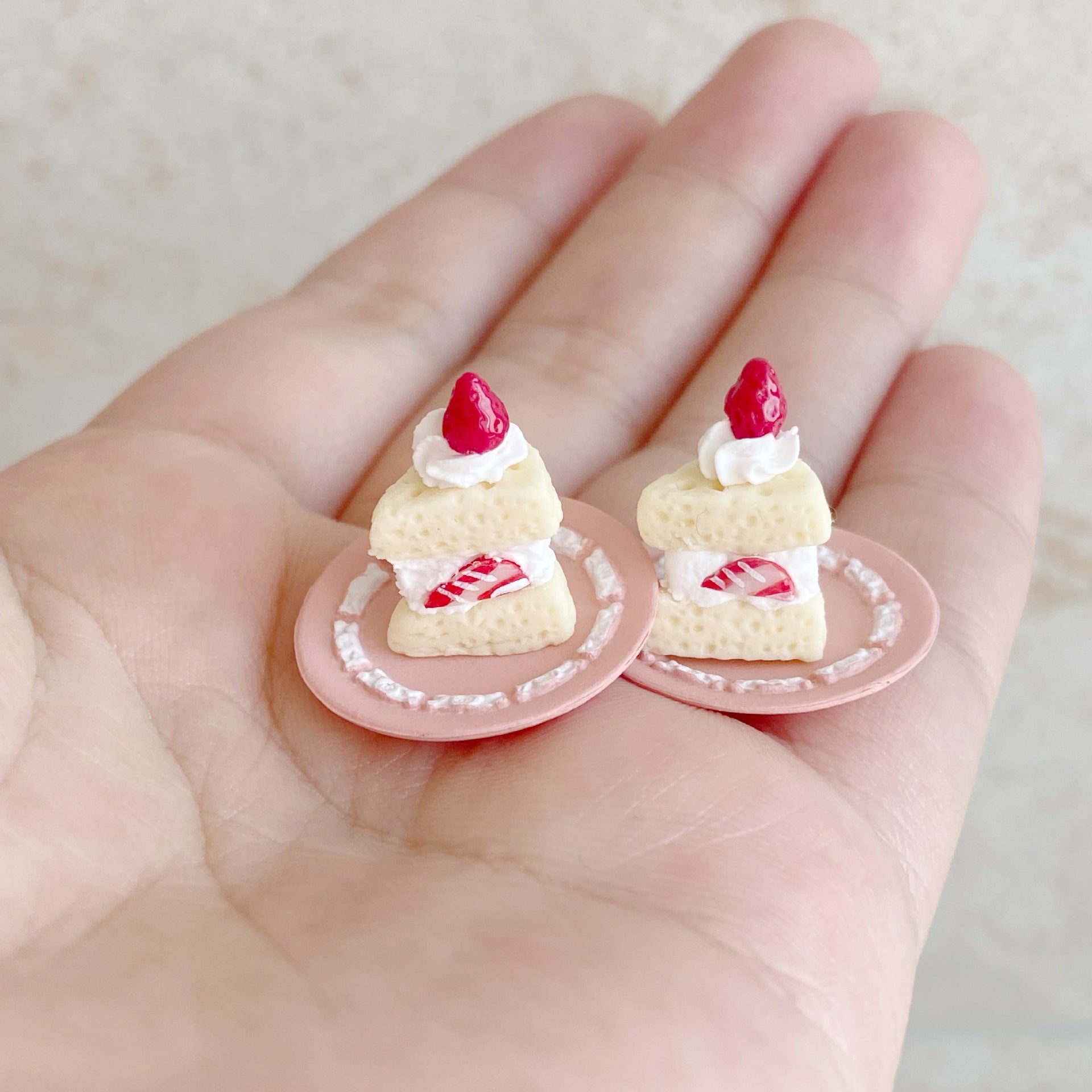 Miniature Simulated Triangle Strawberry Slice Cake Miniature Food Play Toy Six-Eighths Dollhouse Dessert Shop Decoration