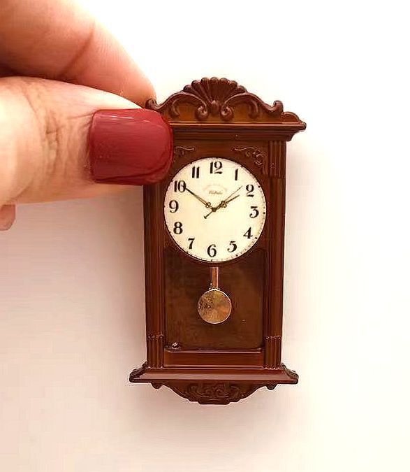 New 12-Minute Miniature Dollhouse Accessories Retro Roman Clock Children's Dollhouse Toy Hanging Clock Shooting Scene
