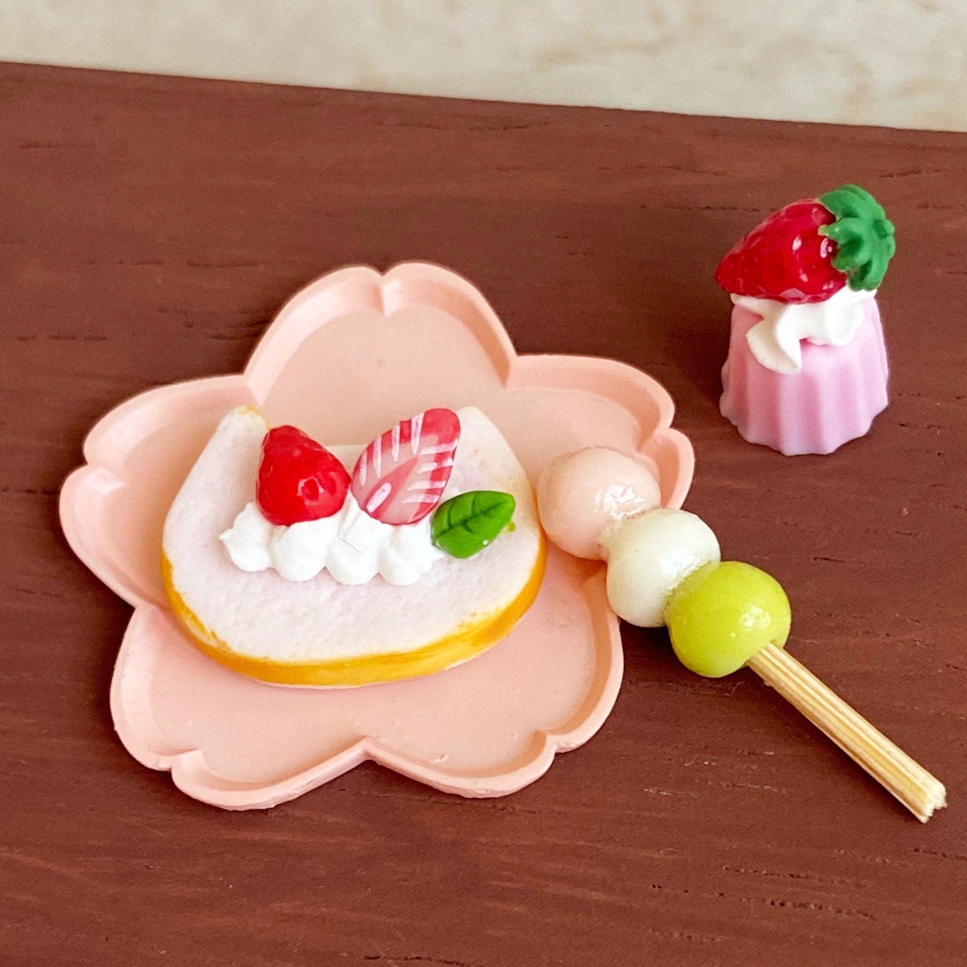 Miniature Strawberry Cake , Dollhouse Dessert Shop Decoration Props