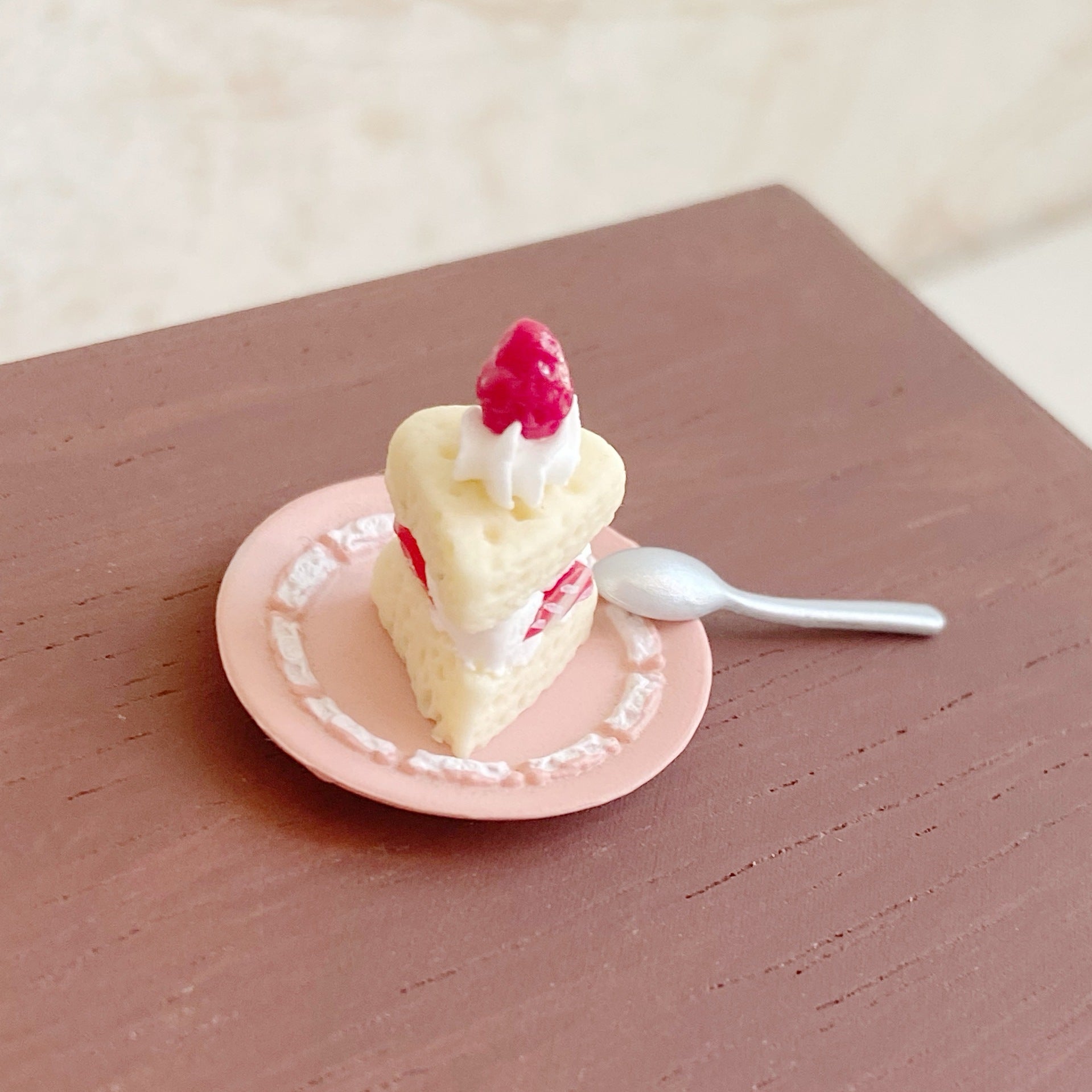 Miniature Simulated Triangle Strawberry Slice Cake Miniature Food Play Toy Six-Eighths Dollhouse Dessert Shop Decoration