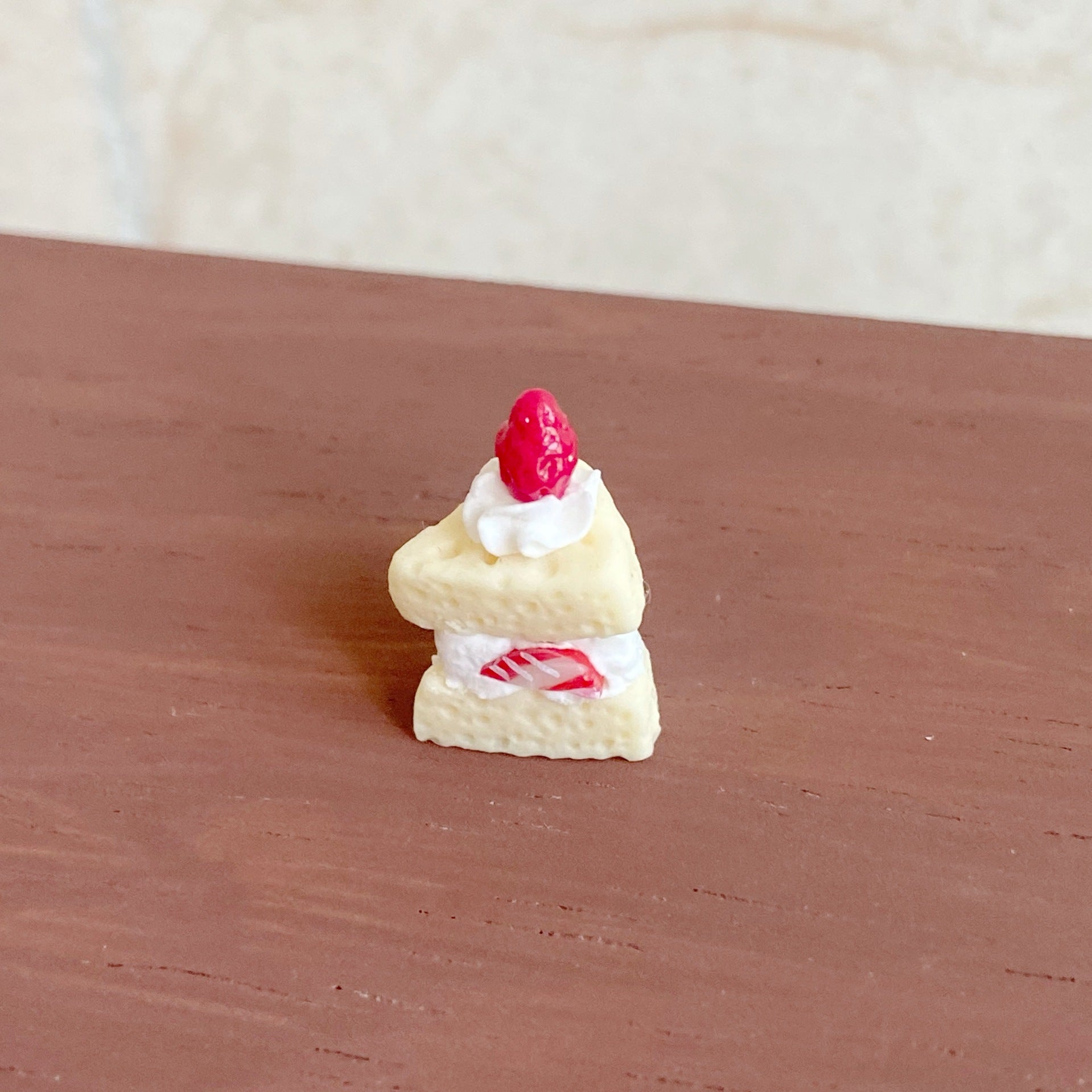 Miniature Simulated Triangle Strawberry Slice Cake Miniature Food Play Toy Six-Eighths Dollhouse Dessert Shop Decoration
