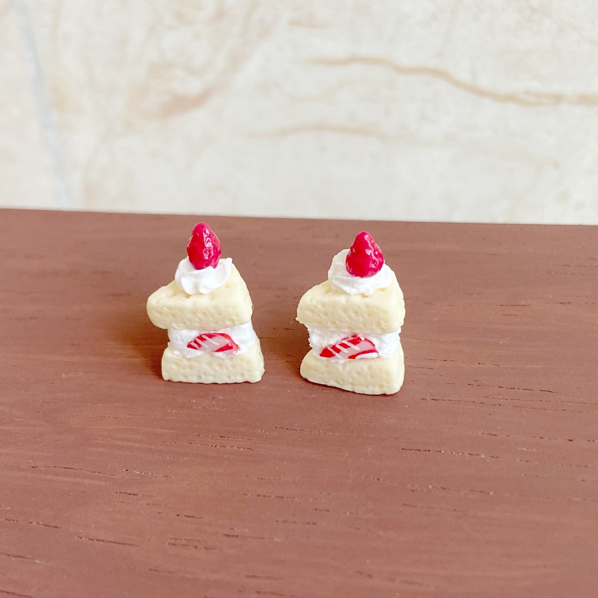Miniature Simulated Triangle Strawberry Slice Cake Miniature Food Play Toy Six-Eighths Dollhouse Dessert Shop Decoration