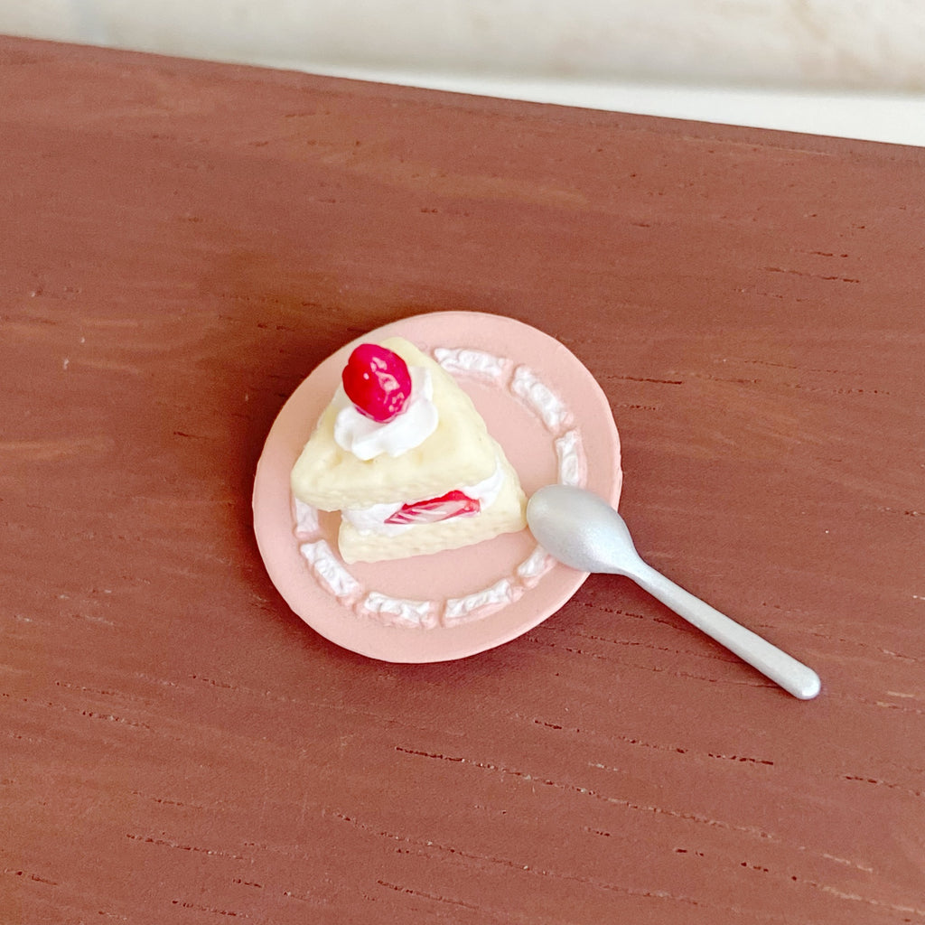 Miniature Simulated Triangle Strawberry Slice Cake Miniature Food Play Toy Six-Eighths Dollhouse Dessert Shop Decoration