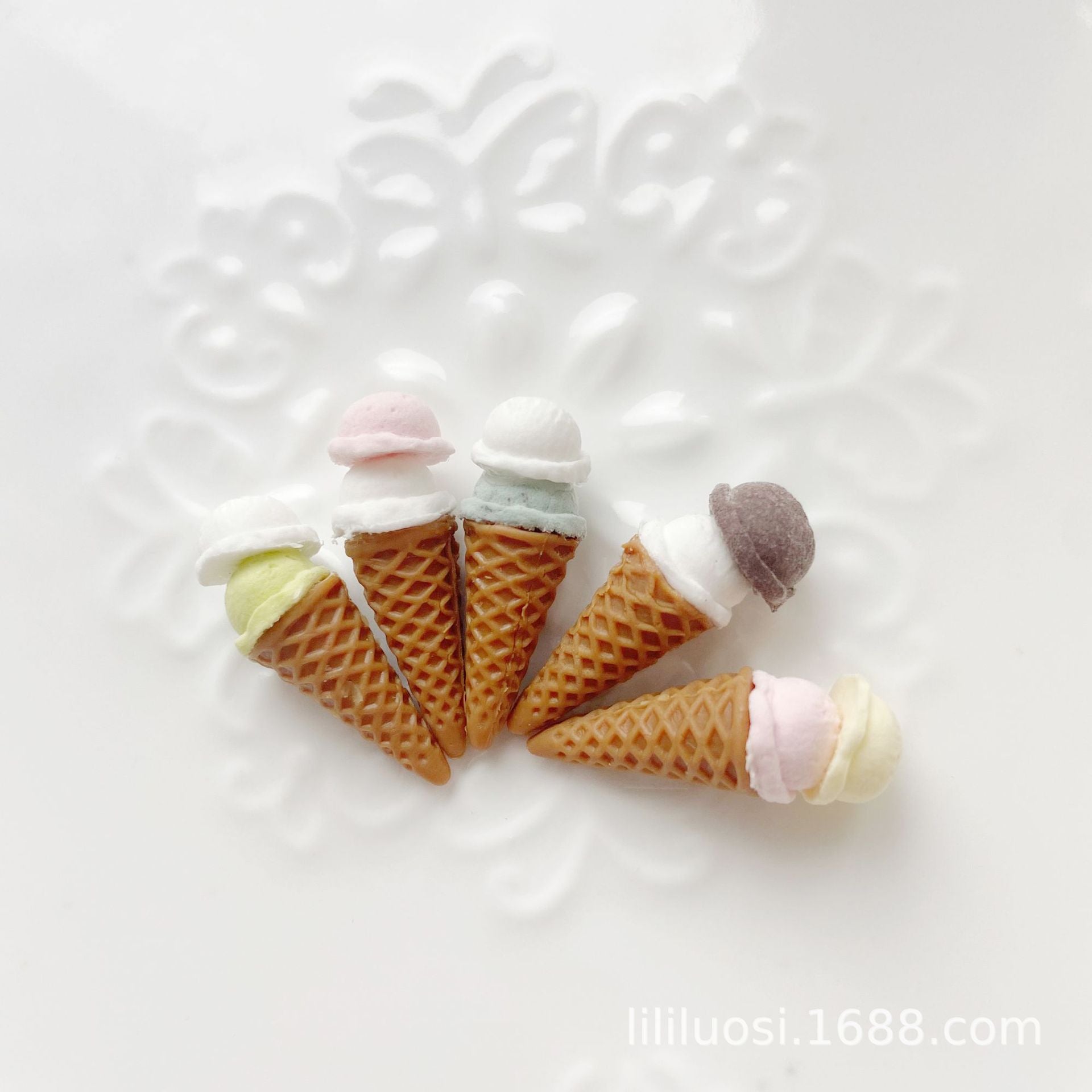 Miniature Mini Ice Cream Cone Toy for Six-Point BJD Eight-Point OB11 Dolls, Dollhouse Dessert Shop Accessories