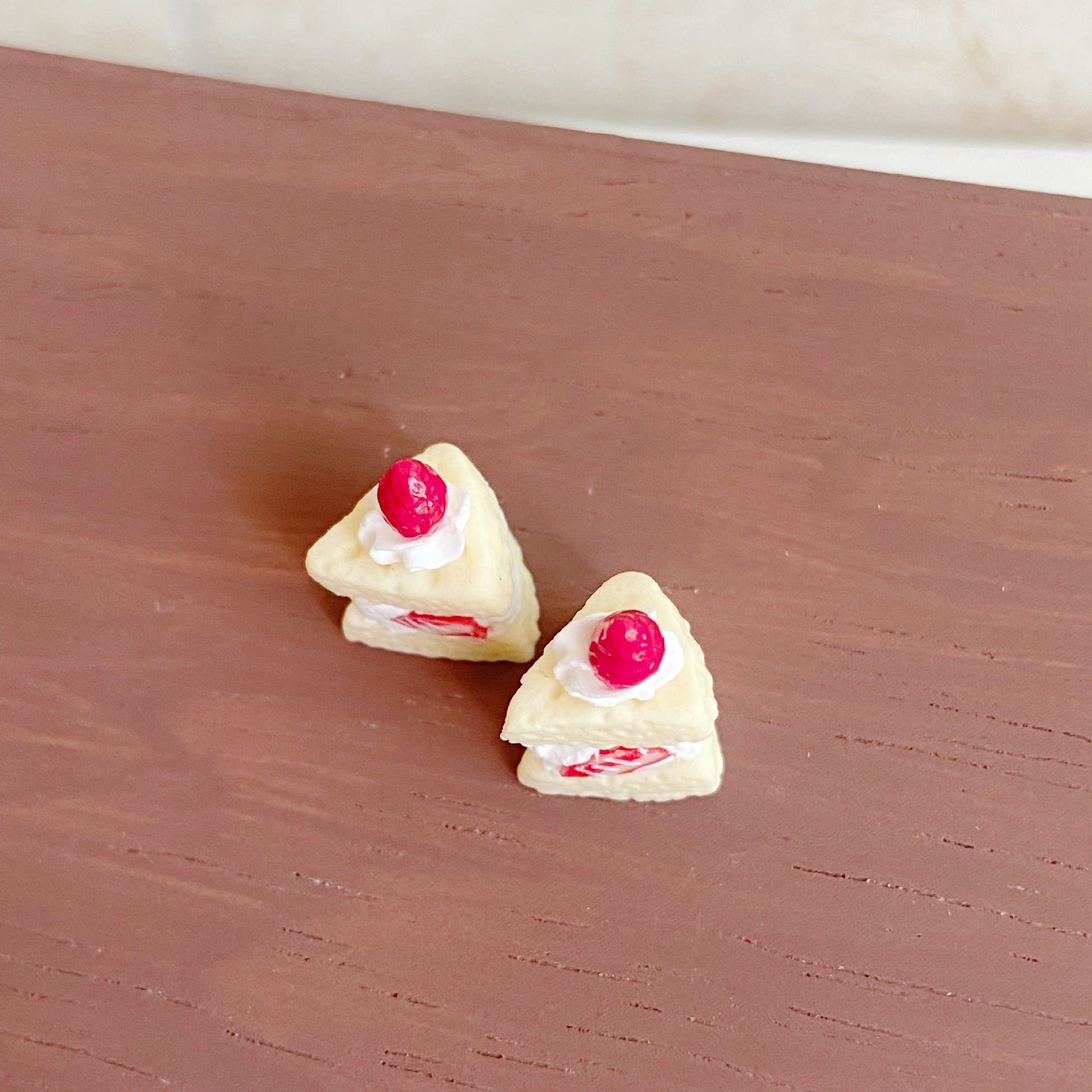 Miniature Simulated Triangle Strawberry Slice Cake Miniature Food Play Toy Six-Eighths Dollhouse Dessert Shop Decoration