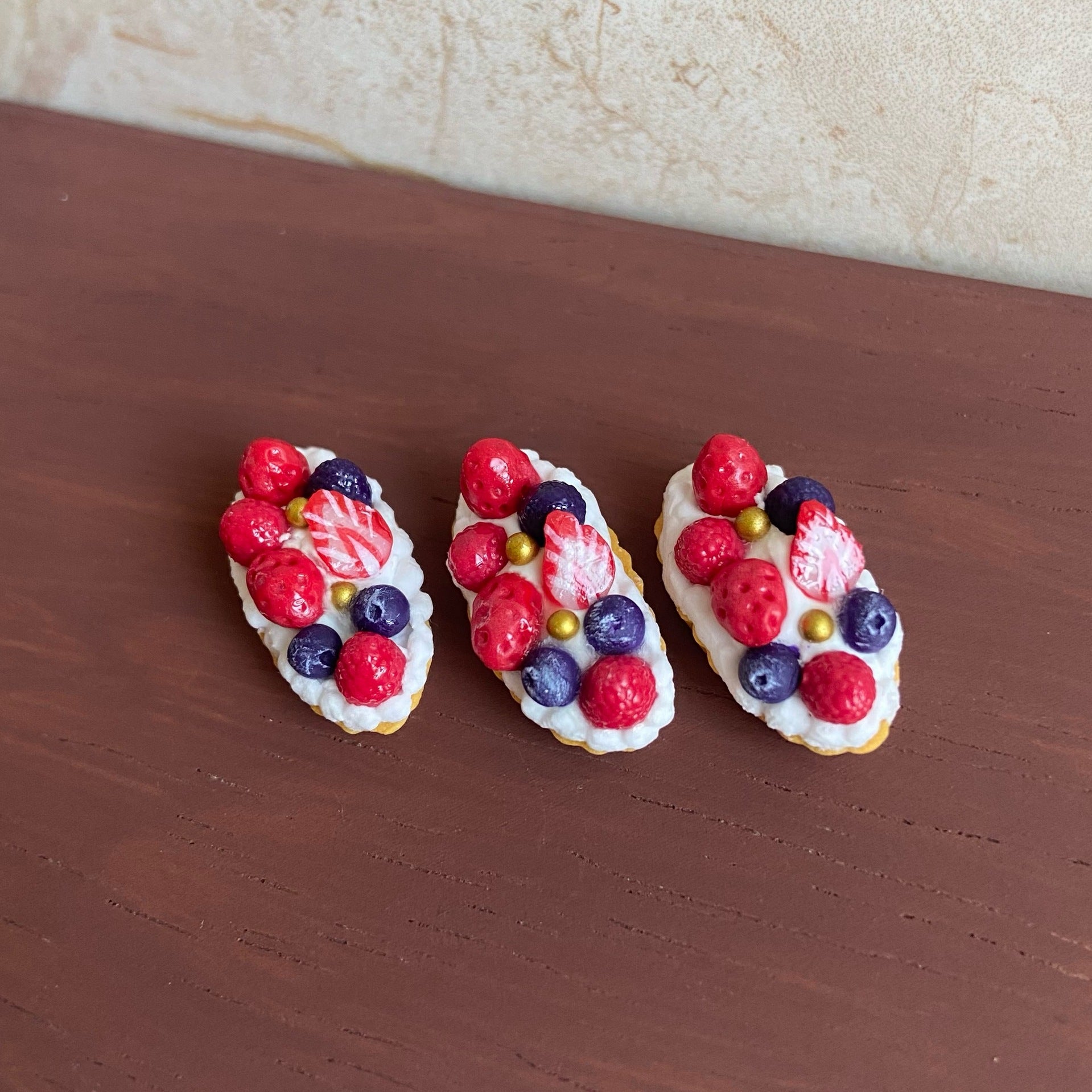 Miniature Simulation Food Toys Strawberry Blueberry Boat Pie Cute Cake Dollhouse Decoration Accessories