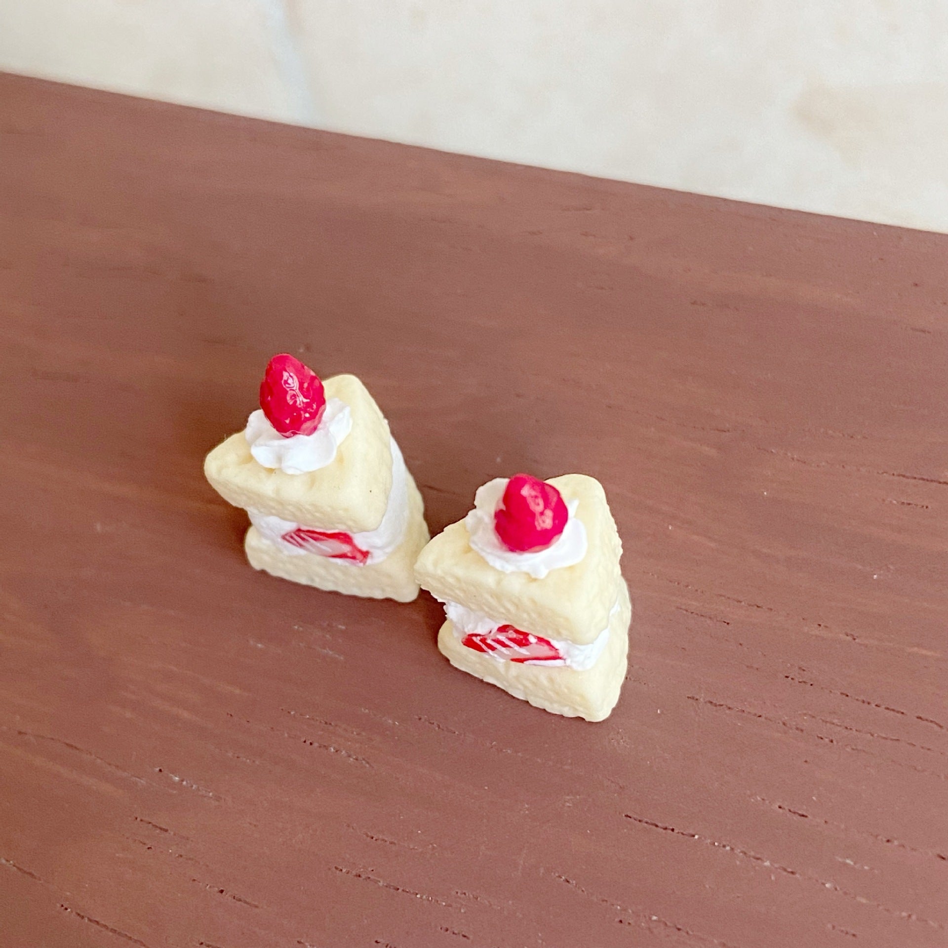 Miniature Simulated Triangle Strawberry Slice Cake Miniature Food Play Toy Six-Eighths Dollhouse Dessert Shop Decoration