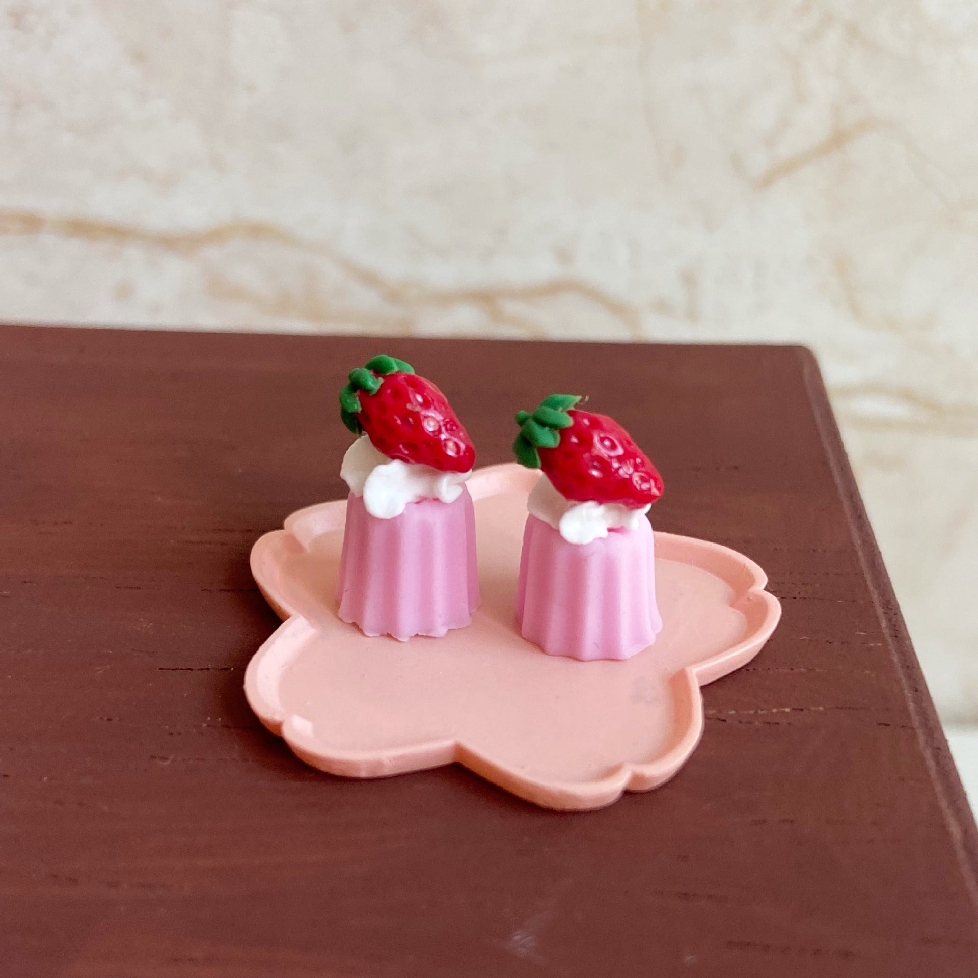 Miniature Strawberry Cake , Dollhouse Dessert Shop Decoration Props