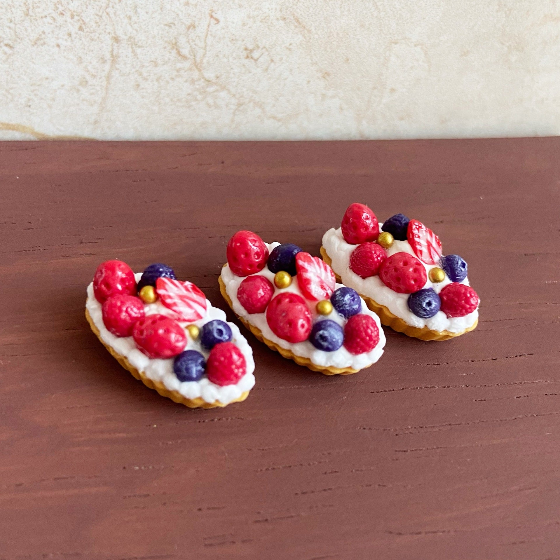 Miniature Simulation Food Toys Strawberry Blueberry Boat Pie Cute Cake Dollhouse Decoration Accessories