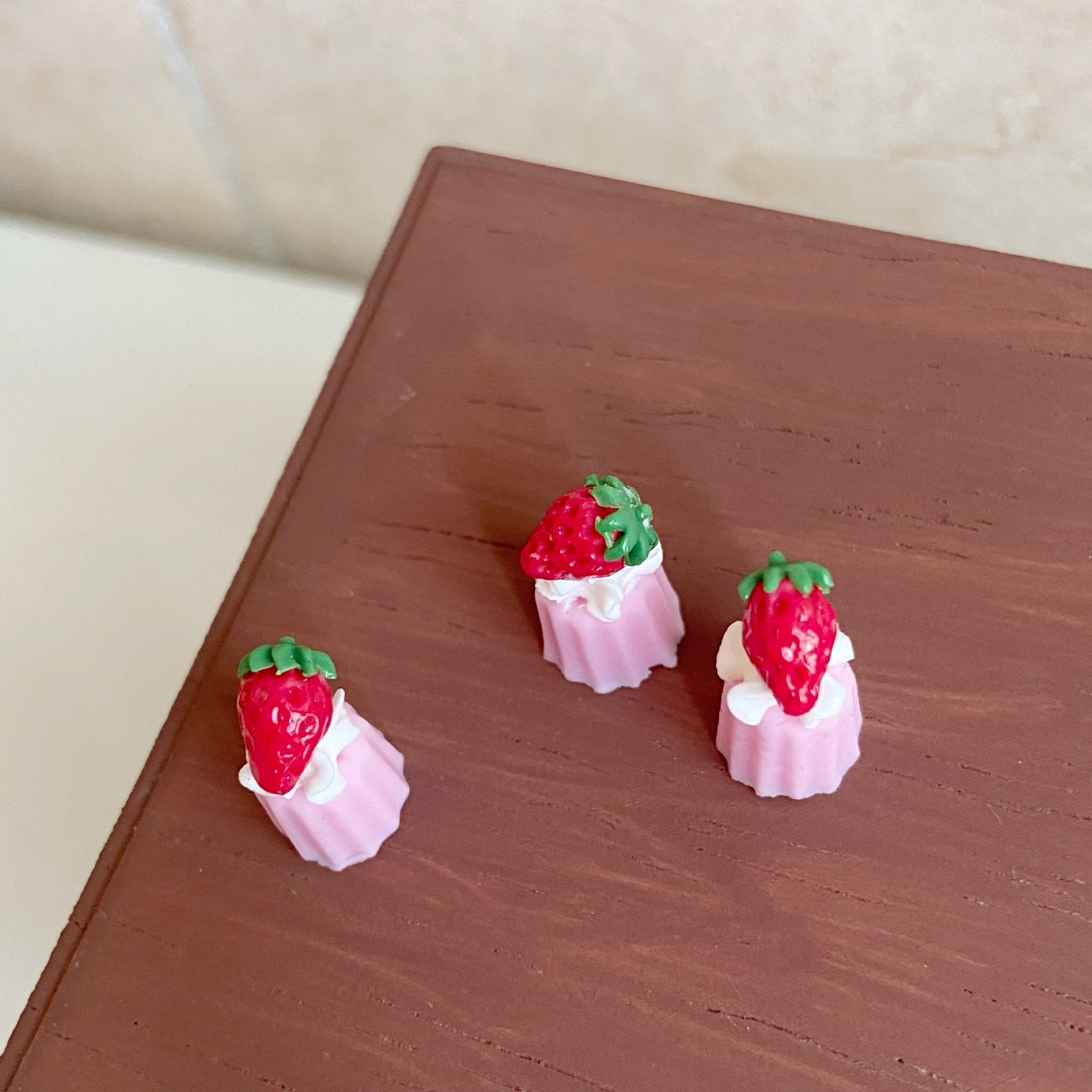 Miniature Strawberry Cake , Dollhouse Dessert Shop Decoration Props