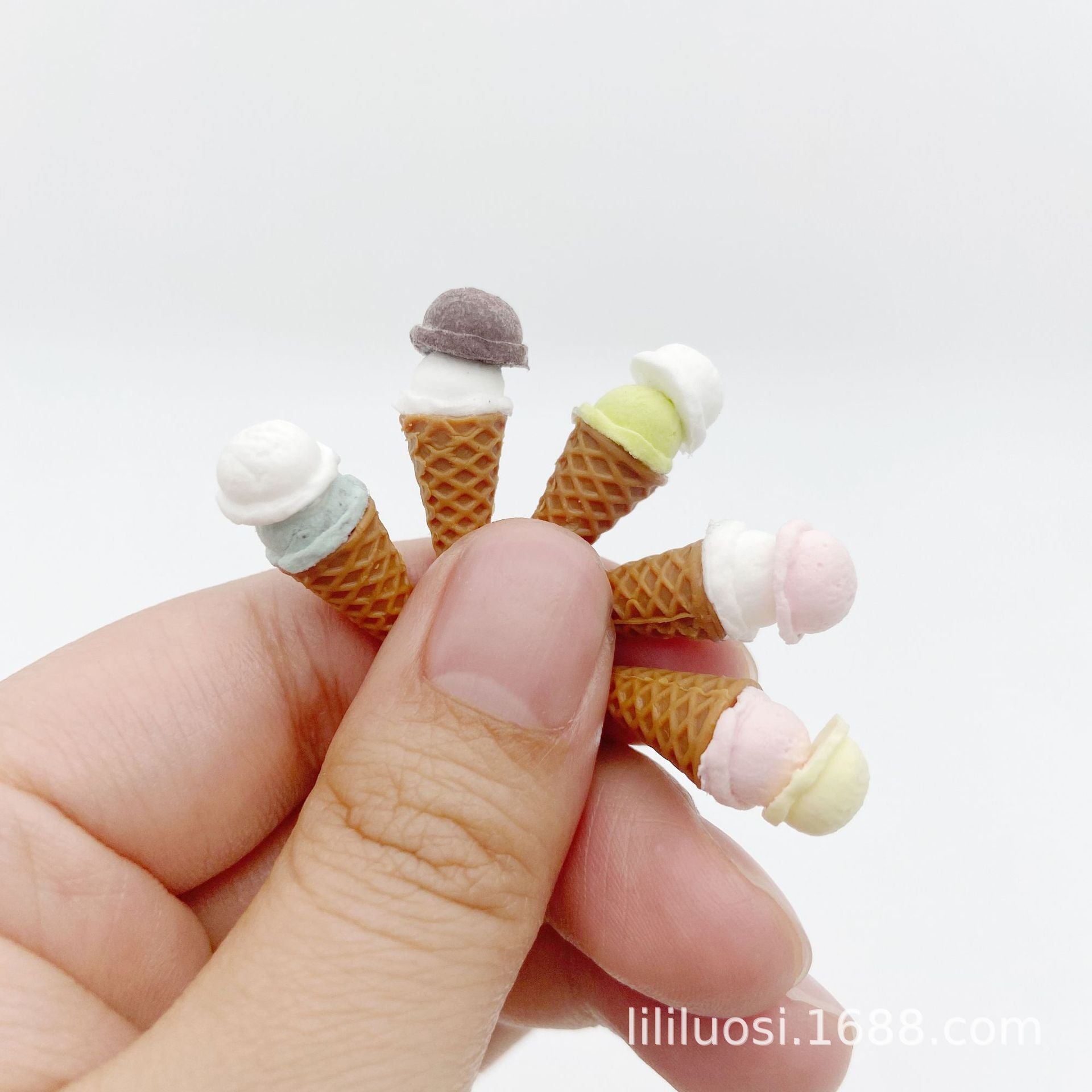 Miniature Mini Ice Cream Cone Toy for Six-Point BJD Eight-Point OB11 Dolls, Dollhouse Dessert Shop Accessories