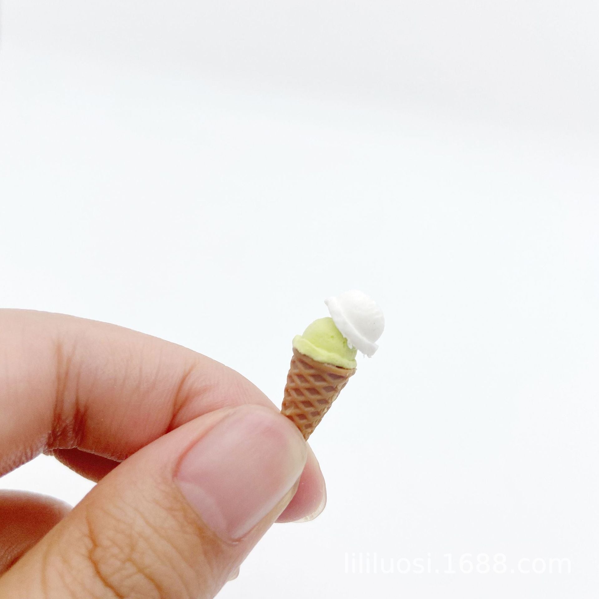 Miniature Mini Ice Cream Cone Toy for Six-Point BJD Eight-Point OB11 Dolls, Dollhouse Dessert Shop Accessories